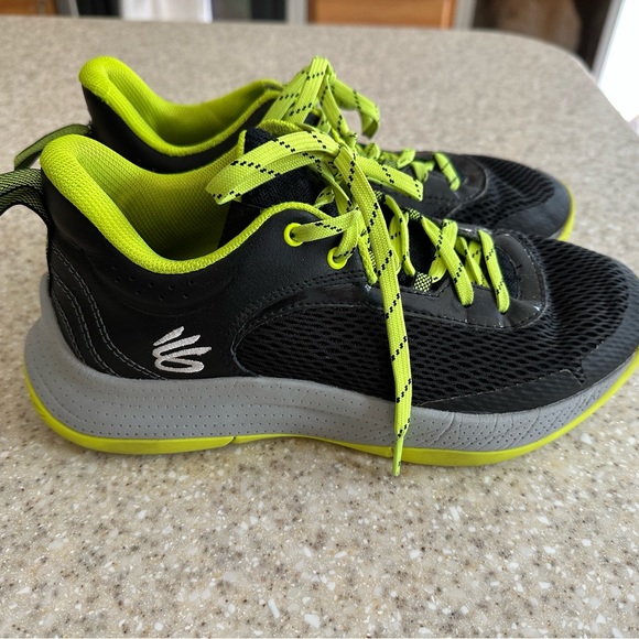 Curry 3Z6 Basketball Shoes - Picture 2 of 8